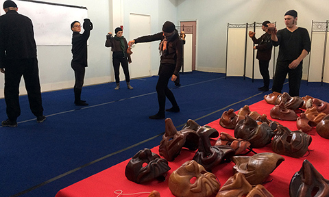 exercices de mouvement with expressiv half-masks