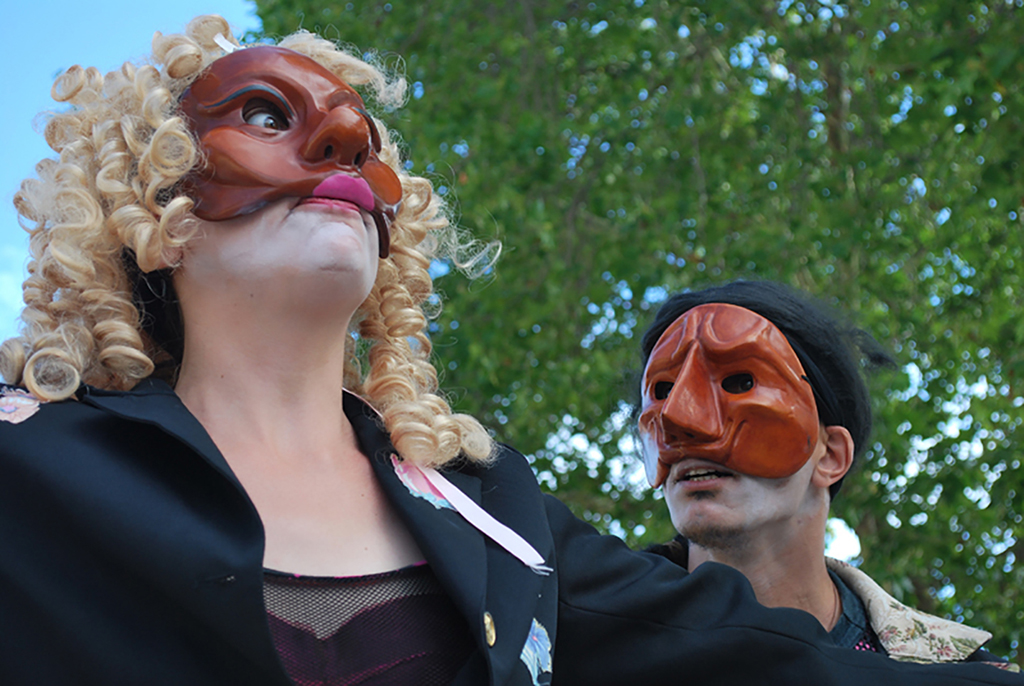 Deux jeunes-premiers, Isabelle et Léandre, dans un spectacle de commedia dell'arte contemporaine.