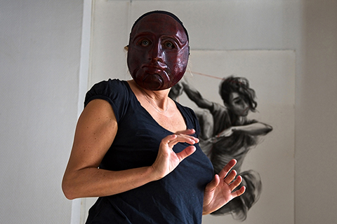 Stage de masques expressifs, improvisation avec le masque de Cyrille réalisé par Patrick Forian
