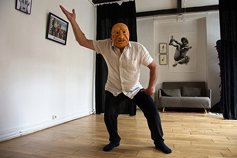 Stage de masques expressifs, improvisation avec le masque de Edgar réalisé par Patrick Forian