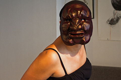 Stage de masques expressifs, improvisation avec le masque de Crotus réalisé par Patrick Forian