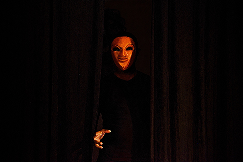 Stage de masques expressifs, improvisation avec le masque de May réalisé par Patrick Forian