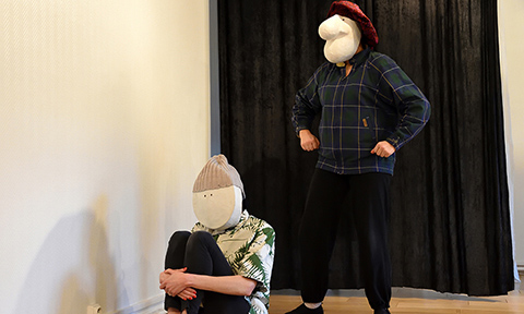 Improvisation avec des masques larvaires : duo de personnages