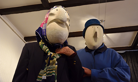 Improvisation avec des masques larvaires : duo de personnages