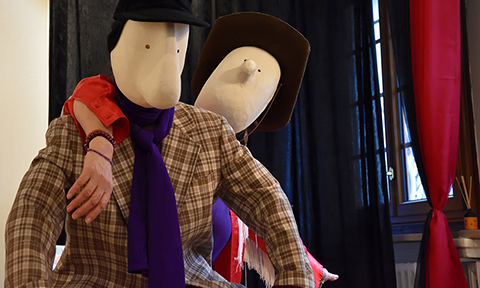 Improvisation avec des masques larvaires : duo de personnages