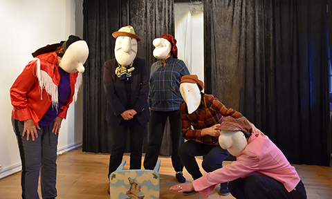 Improvisation avec des masques larvaires : scène à plusieurs personnages