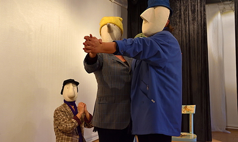 Improvisation avec des masques larvaires : scène à plusieurs personnages