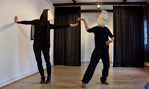 Improvisation durant un stage avec des masques larvaires : duo de personnages
