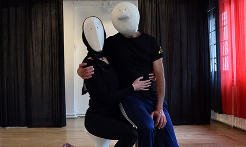 Improvisation durant un stage avec des masques larvaires : duo de personnages