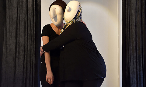 Improvisation durant un stage avec des masques larvaires : duo de personnages