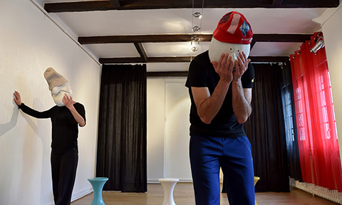 Improvisation durant un stage avec des masques larvaires : duo de personnages