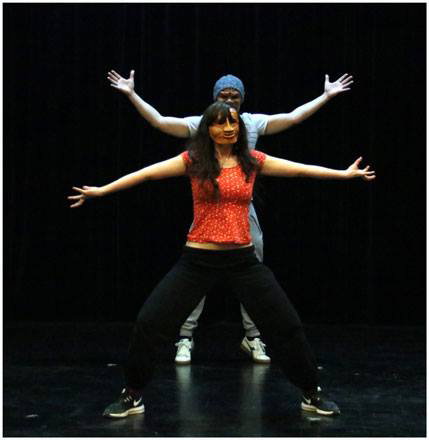 stage d'improvisation théâtrale : Expression corporelle et masques ; duo de personnages masqués