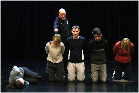 stage d'improvisation théâtrale : Expression corporelle et masques ; tableau expressif de groupe