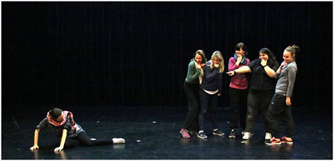 stage d'improvisation théâtrale : Expression corporelle et masques ; tableau expressif de groupe